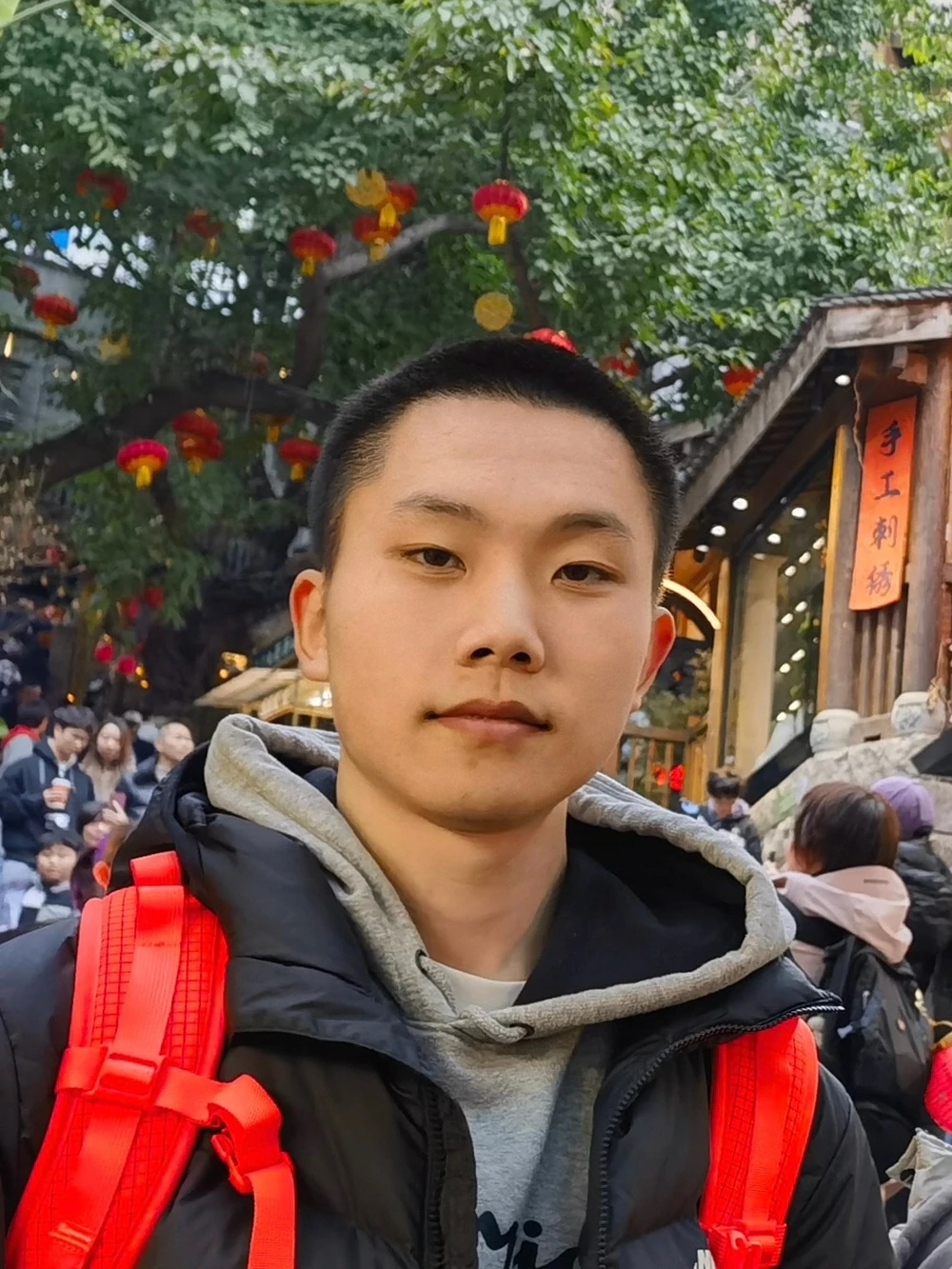 林煜轩站在挂满红灯笼的古街上